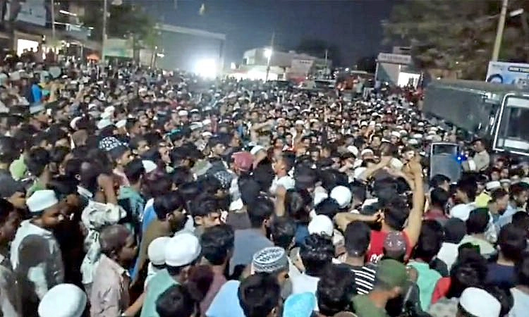 Basavakalyana: ಶಿಕ್ಷಕರ ಮೇಲೆ ಹಲ್ಲೆ: ಠಾಣೆಗೆ ಮುಸ್ಲಿಂ ಯುವಕರ ಮುತ್ತಿಗೆ ಯತ್ನ