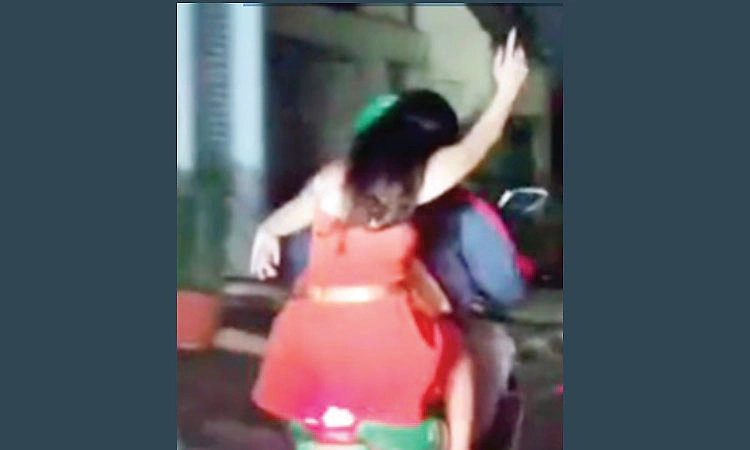 Drunk woman’s dangerous stunt on bike with beer bottle, video goes viral!