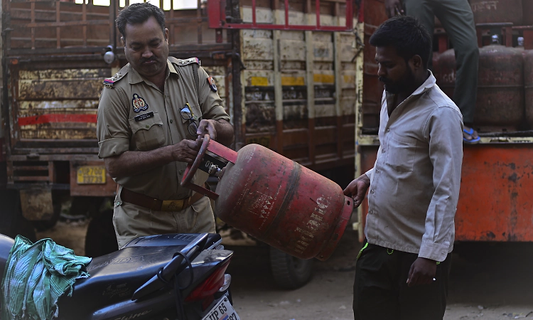 Delhi govt mandates LPG supply to businesses only if they apply for PNG connection