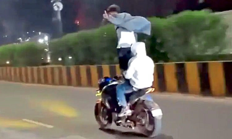 Video: ಪೊಲೀಸ್ ವಾಹನದ ಎದುರೇ ಬೈಕ್ ಮೇಲೆ ನಿಂತು ಸ್ಟಂಟ್ ಮಾಡಲು ಹೋಗಿ ಪೊಲೀಸರ ಅತಿಥಿಯಾದ