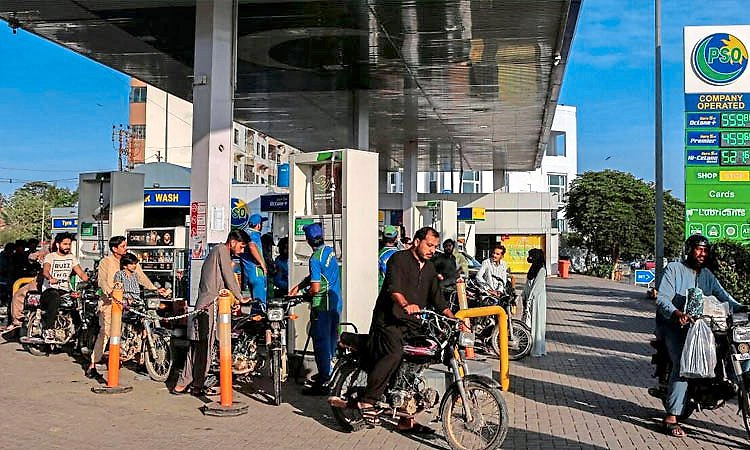 ಭಾರಿ ಆಕ್ರೋಶ ಬೆನ್ನಲ್ಲೇ ಪಾಕ್‌ನಲ್ಲಿ ಪೆಟ್ರೋಲ್‌ ದರ 80 ರೂ. ಕಡಿತ