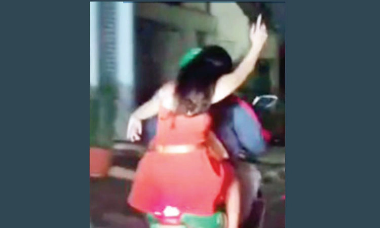 ಬಾಟಲಿ ಹಿಡಿದುಕೊಂಡು ಬೈಕಲ್ಲಿ ಯುವತಿ ಹುಚ್ಚಾಟ: ವಿಡಿಯೋ ವೈರಲ್‌!