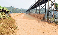 Puttur; ಸೇತುವೆ ಸಂಪರ್ಕಕ್ಕೆ ಕಚ್ಚಾ ರಸ್ತೆಯೇ ಗತಿ