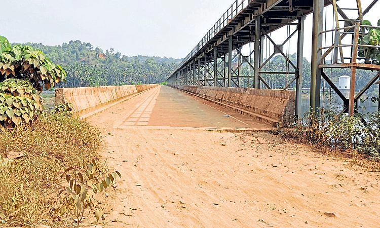 Puttur; ಸೇತುವೆ ಸಂಪರ್ಕಕ್ಕೆ ಕಚ್ಚಾ ರಸ್ತೆಯೇ ಗತಿ