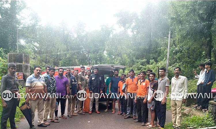 Gadaikallu: Youth twists foot during trekking, rescued