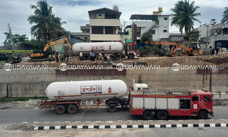 ಡೈರಿ ಸರ್ಕಲ್ ಬಳಿ ಕೆಸರಿನಲ್ಲಿ ಸಿಲುಕಿದ ಗ್ಯಾಸ್ ಟ್ಯಾಂಕರ್; ಹರಸಾಹಸ,ಸ್ಥಳೀಯರಲ್ಲಿ ಆತಂಕ!