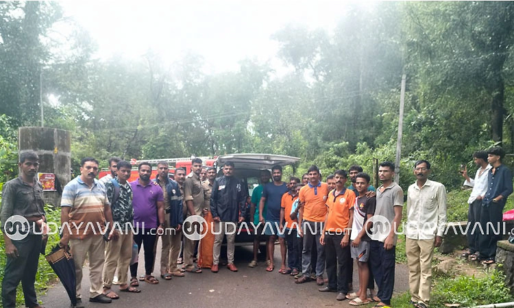 Gadaikallu: ಚಾರಣಕ್ಕೆ ಬಂದ ಯುವಕನ ಕಾಲು ಟ್ವಿಸ್ಟ್, ಯುವಕನ ರಕ್ಷಣೆ