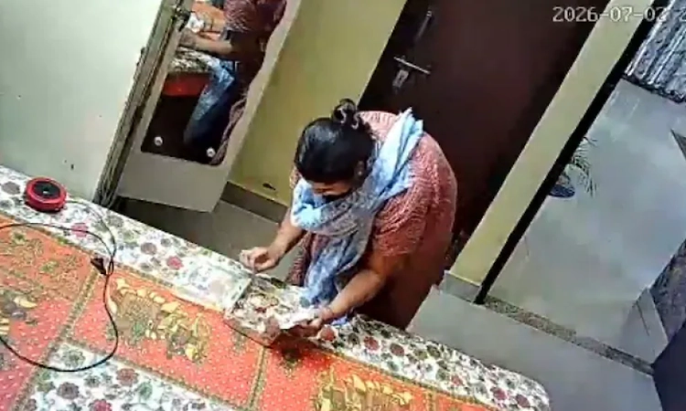 CCTV captures woman stealing jewellery, threatens to remove clothes after being caught