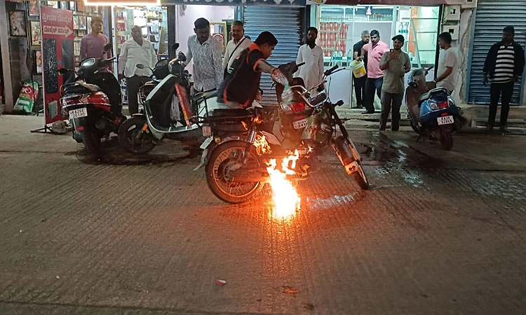 ಪಟಾಕಿ ಕಿಡಿ ತಾಗಿ ಟಿವಿಎಸ್‌ ಎಕ್ಸೆಲ್‌ಗೆ ಬೆಂಕಿ; ತಪ್ಪಿದ ಅನಾಹುತ