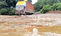ಬೆಳಗಾವಿ-ಗೋವಾ ರಾಷ್ಟ್ರೀಯ ಹೆದ್ದಾರಿ ಕಾಮಗಾರಿ ವಿಳಂಬ: ಮಳೆಗಾಲದಲ್ಲಿ ವಾಹನ ಸವಾರರ ಪರದಾಟ