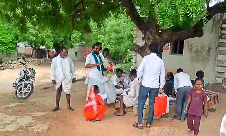 ಯಾದಗಿರಿಯಲ್ಲೂ ಎಸ್ಐಆರ್ ವೇಳೆ ಬಿಎಲ್ಓಗಳ‌ ಗುಂಪು ಕಾರ್ಯ
