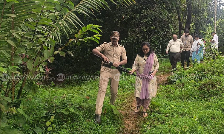 ಕಾರ್ಕಳ ರೆಂಜಾಳದಲ್ಲಿ ಭೂಕುಸಿತ ಆತಂಕ... ಸ್ಥಳ ಪರಿಶೀಲನೆ ನಡೆಸಿದ ಜಿಲ್ಲಾಧಿಕಾರಿ