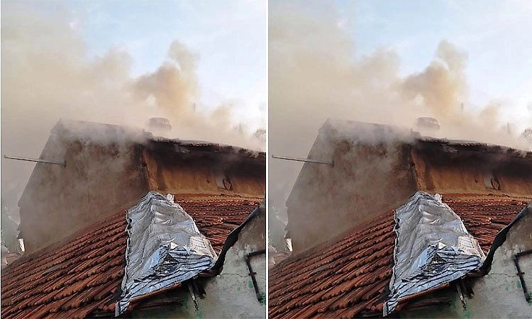 Hunsur: Accidental fire during tobacco curing destroys barn and tobacco, causes Rs 5 lakh loss
