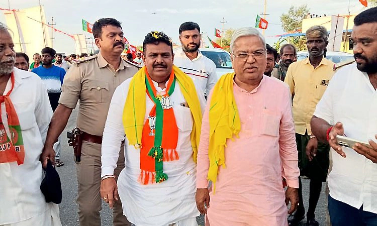 ಕೊಪ್ಪಳ ಗಡಿ ಪ್ರವೇಶಿಸಿದ ಬಿಜೆಪಿ ಪಾದಯಾತ್ರೆ: ಚನ್ನಳ್ಳಿ ಕ್ರಾಸ್‌ನಲ್ಲಿ ಭವ್ಯ ಸ್ವಾಗತ