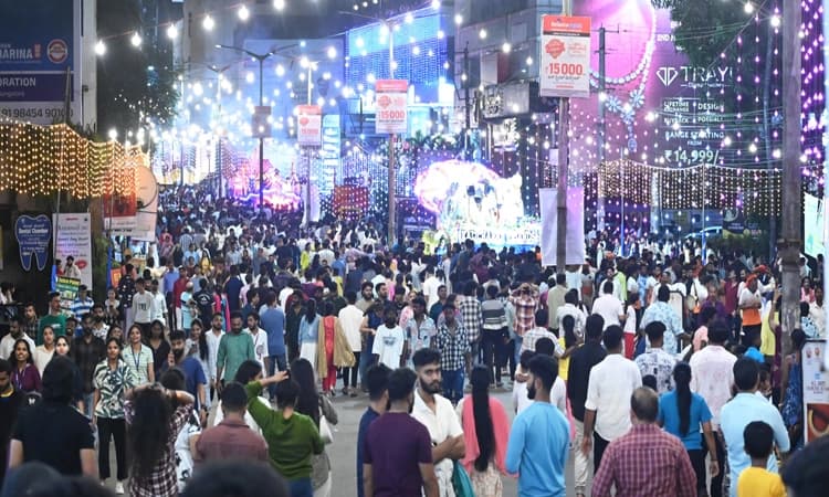 ಮಂಗಳೂರು ದಸರಾ: ರಾತ್ರಿಯಿಡೀ ಜನಸಾಗರ; 15 ಗಂಟೆ ಶೋಭಾಯಾತ್ರೆ