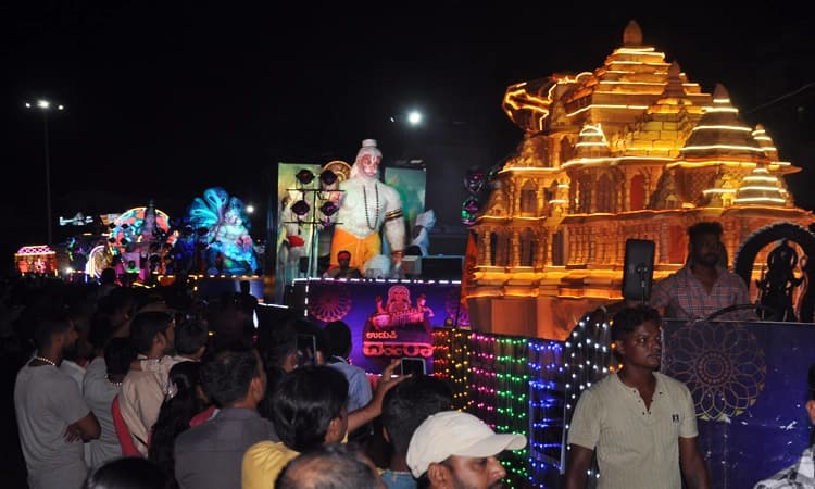 ಉಡುಪಿ ದಸರಾ: ಜನಮನ ರಂಜಿಸಿದ ಶೋಭಾಯಾತ್ರೆ