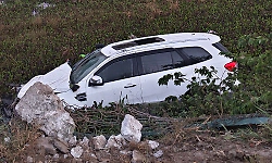 Chikkamagaluru: Car falls into Kottekere after tyre bursts; three escape unhurt