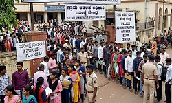ಹುಬ್ಬಳ್ಳಿ: ವಿಎಒ ಪರೀಕ್ಷೆ ಮುಗಿದ ಮೇಲೆ ಅಭ್ಯ ರ್ಥಿಗಳ ತಪಾಸಣೆ!