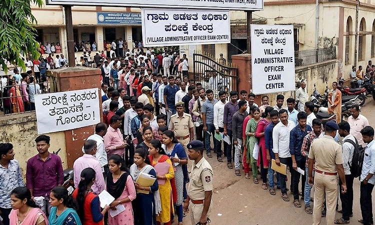 ಹುಬ್ಬಳ್ಳಿ: ವಿಎಒ ಪರೀಕ್ಷೆ ಮುಗಿದ ಮೇಲೆ ಅಭ್ಯ ರ್ಥಿಗಳ ತಪಾಸಣೆ!