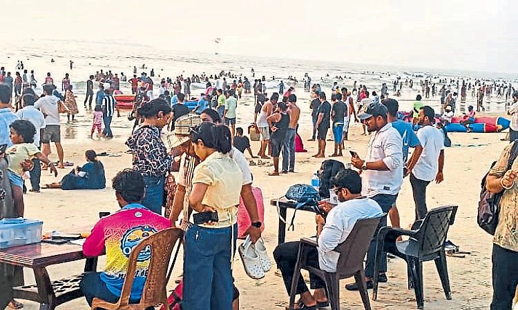 ಮಲ್ಪೆ ಬೀಚ್‌ಗೆ ಪ್ರವಾಸಿಗರ ದಂಡು