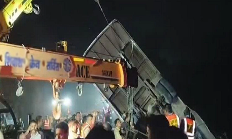 Indore: ಕಂದಕಕ್ಕೆ ಉರುಳಿ ಬಿದ್ದ ಬಸ್, ಮೂವರು ಸಾವು, 38 ಮಂದಿಗೆ ಗಾಯ
