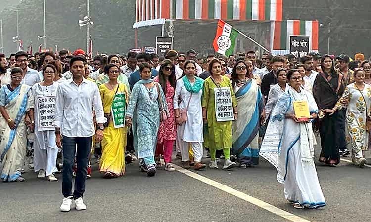 ಮತಪಟ್ಟಿ ಪರಿಷ್ಕರಣೆ ವಿರೋಧಿಸಿ ಸಿಎಂ ಮಮತಾ ರ್‍ಯಾಲಿ: ಕೇಂದ್ರ ವಿರುದ್ಧ ಟೀಕೆ