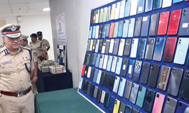 Four arrested for stealing phones, 120 mobiles seized