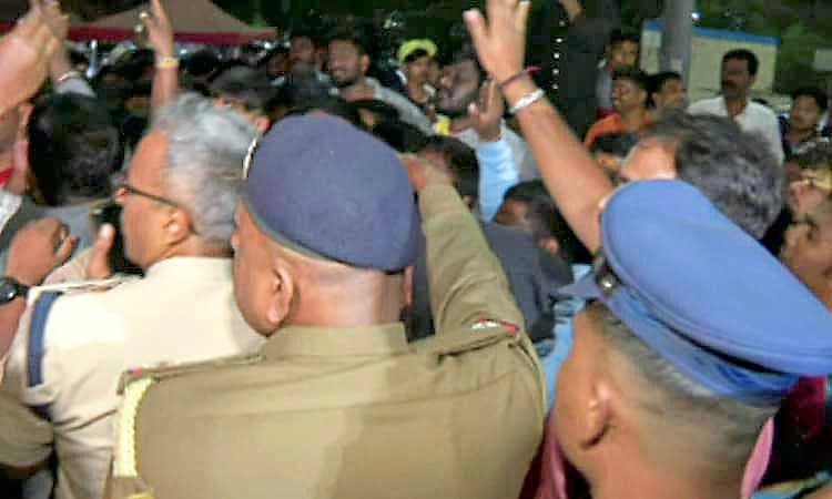 ಓಂ ಶಕ್ತಿ ಮಾಲಾಧಾರಿಗಳಿಗೆ ಕಲ್ಲೇಟು: ಐವರಿಗೆ ಗಾಯ