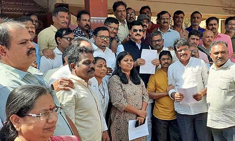 Sagara: ಬೇಡಿಕೆ ಈಡೇರಿಕೆಗೆ ಕರಕುಶಲ ಕರ್ಮಿಗಳ ಪ್ರತಿಭಟನೆ