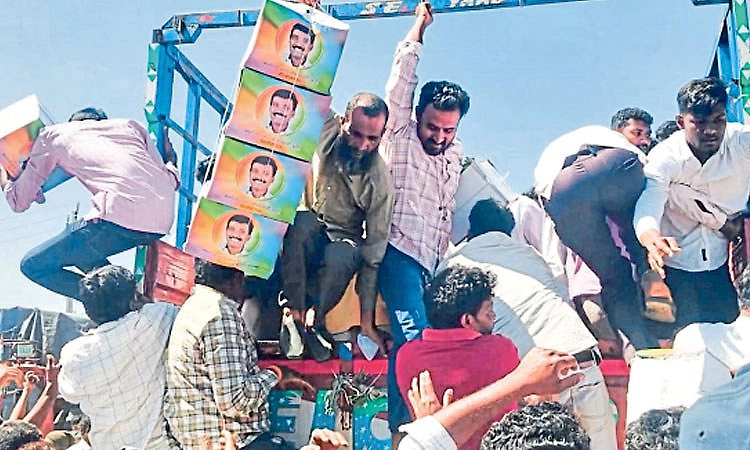 Mulabagilu: ಉಚಿತ ಹೆಲ್ಮೆಟ್‌ಗಾಗಿ ಮುಗಿಬಿದ್ದ ಸವಾರರು