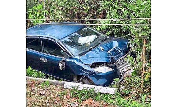 Kadaba: ಕಾರು ವಿದ್ಯುತ್ ಕಂಬಕ್ಕೆ ಢಿಕ್ಕಿ, ಕಂಬಕ್ಕೆ ಹಾನಿ