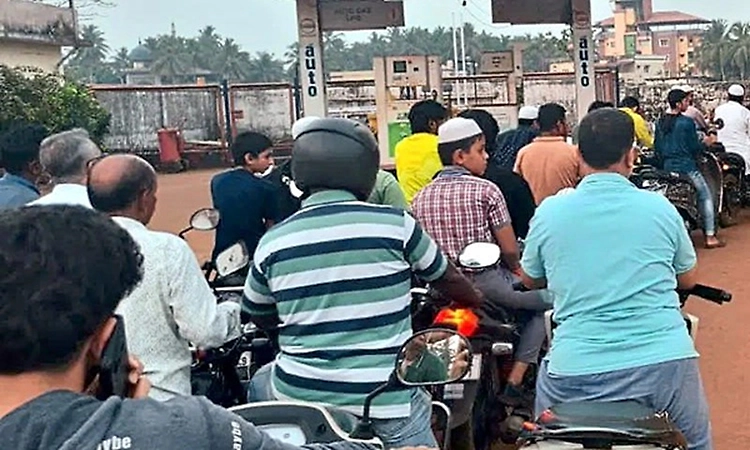 People rush to petrol pumps in Bhatkal fearing fuel shortage