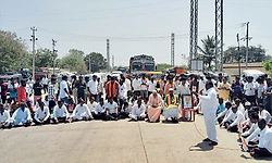 ಮುತ್ಯಾ ವಿರುದ್ಧ ಪೋಕ್ಸೋ: ಸಿಡಿದೆದ್ದ ಕೋಲಿ ಸಮಾಜ: ಯಾದಗಿರಿ ರಾ. ಹೆದ್ದಾರಿ ತಡೆದು ಪ್ರತಿಭಟನೆ