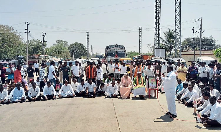 ಮುತ್ಯಾ ವಿರುದ್ಧ ಪೋಕ್ಸೋ: ಸಿಡಿದೆದ್ದ ಕೋಲಿ ಸಮಾಜ: ಯಾದಗಿರಿ ರಾ. ಹೆದ್ದಾರಿ ತಡೆದು ಪ್ರತಿಭಟನೆ