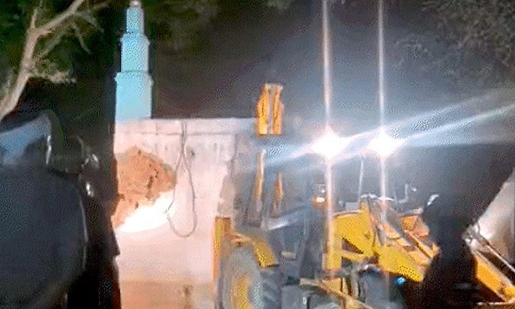 ಉ.ಪ್ರ.: ಅಕ್ರಮ ಮಸೀದಿ ತೆರವಿಗೆ ಹಳ್ಳಿಗರಿಂದಲೇ ಬುಲ್ಡೋಜರ್ ಕ್ರಮ