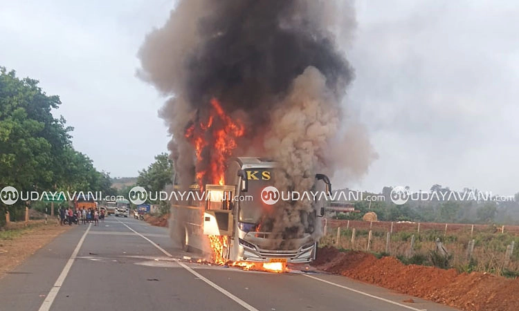 ಟಾಯರ್ ಬ್ಲಾಸ್ಟ್: ಕೆಎಸ್ ಆರ್ ಟಿಸಿ ಬಸ್ ಬೆಂಕಿಗಾಹುತಿ; ಪ್ರಾಣಾಪಾಯದಿಂದ ಪಾರಾದ ಪ್ರಯಾಣಿಕರು!