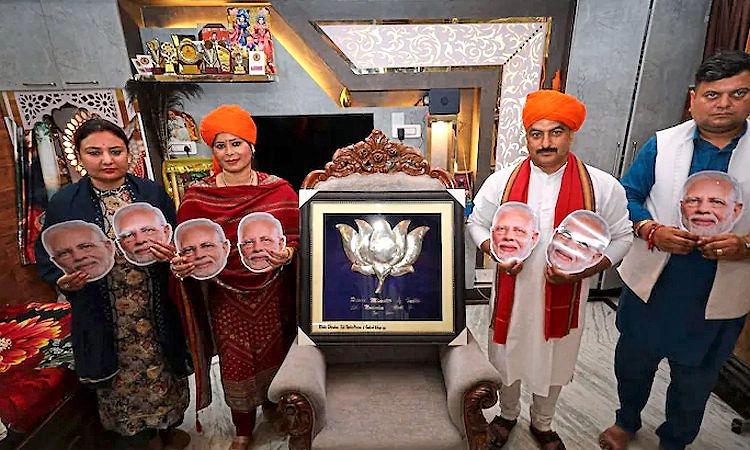 "15 ವರ್ಷಗಳಿಂದ ಕಾಯುತ್ತಿದ್ದೆ": ಬಂಗಾಳ ಜಯಕ್ಕೆ ಮೋದಿಗಾಗಿ ಅಪರೂಪದ ಬೆಳ್ಳಿ ಕಮಲದ ಉಡುಗೊರೆ