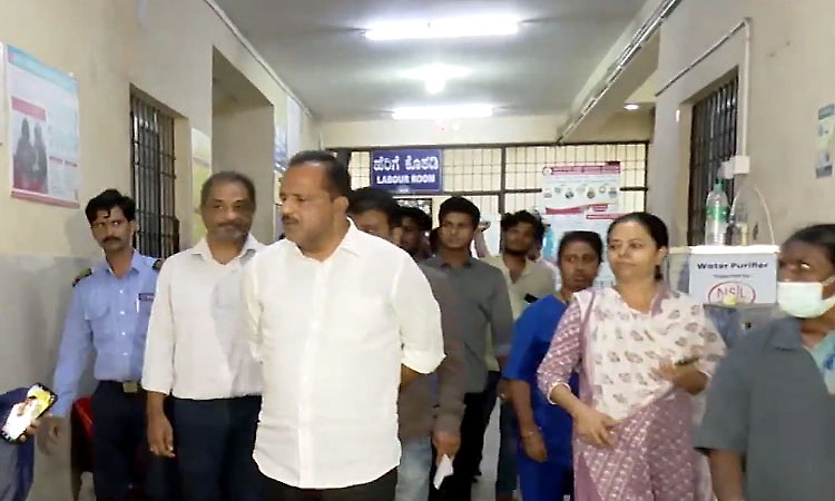 Health Minister U T Khader conducts midnight inspection at Jayanagar General Hospital