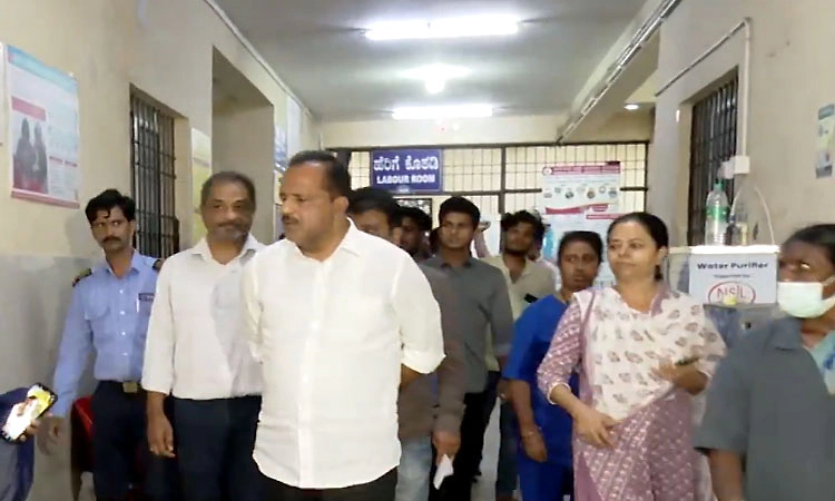 Action: ನಡುರಾತ್ರಿ ಆಸ್ಪತ್ರೆಗೆ ಭೇಟಿ ನೀಡಿದ ಆರೋಗ್ಯ ಸಚಿವ ಖಾದರ್: ತೀವ್ರ ತರಾಟೆ!