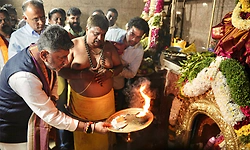 ಅಣ್ಣಮ್ಮ ದೇವಿಗೆ ವಿಶೇಷ ಪೂಜೆ ಸಲ್ಲಿಸಿದ ಸಿಎಂ ಡಿ.ಕೆ.ಶಿವಕುಮಾರ್