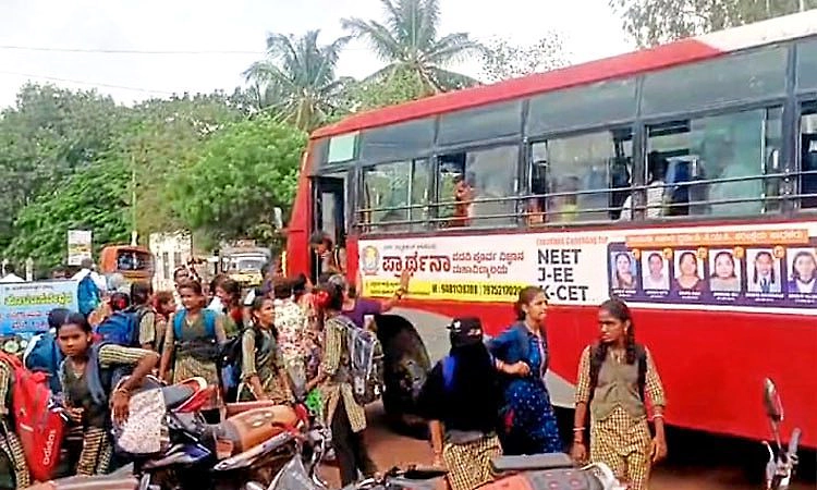 ಶಾಲೆ ಪ್ರಾರಂಭವಾದರೂ ದೊರೆಯದ ಉಚಿತ ಬಸ್ ಪಾಸ್: ದುಡ್ಡು ಕೊಟ್ಟು ಪ್ರಯಾಣಿಸುವ ವಿದ್ಯಾರ್ಥಿಗಳು