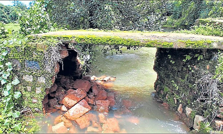 Putthige (Moodubidri): ಗೋಳಿಮಾರು ಕಾಲುಸಂಕ ಅಡಿಭಾಗ ಬಿರುಕು