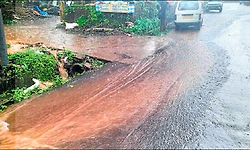 ಮೂಡುಬಿದಿರೆ: ಚರಂಡಿ ಇದ್ದರೂ ಮಳೆ ನೀರು ರಸ್ತೆಯಲ್ಲೇ
