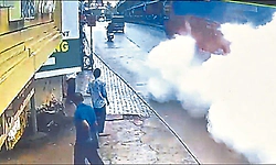 Surathkal: ಹಳೆ ಲಾರಿಯ ದಟ್ಟ ಹೊಗೆ: ಜನರಿಗೆ ಕಿರಿಕಿರಿ
