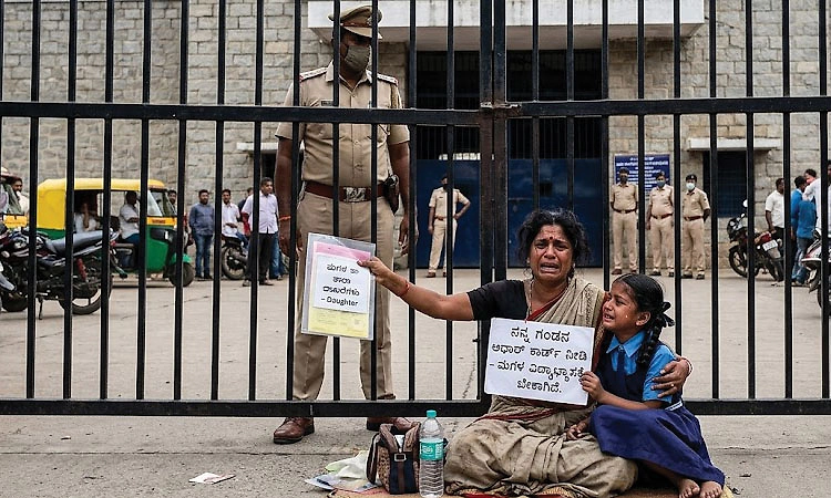 ಜೈಲಿನಲ್ಲಿರುವ ಪತಿಯ ಆಧಾರ್ ಕಾರ್ಡ್‌ಗಾಗಿ ಮಹಿಳೆ ಪರದಾಟ