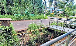Haleyangadi: Collapsed road edge poses danger to commuters