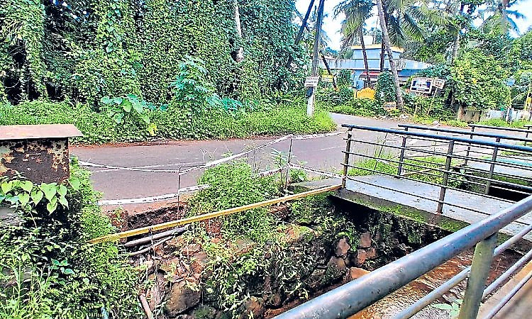 Haleyangadi: Collapsed road edge poses danger to commuters