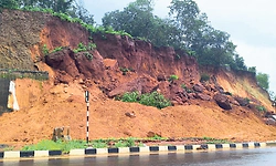 ಕೆತ್ತಿಕಲ್‌: ಮತ್ತೆ ಬೃಹತ್‌ ಬಂಡೆ, ಮಣ್ಣು ಕುಸಿತ; ಅವೈಜ್ಞಾನಿಕ ಕಾಮಗಾರಿಗೆ ಸ್ಥಳೀಯರ ಆಕ್ಷೇಪ