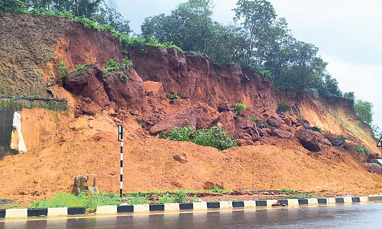 ಕೆತ್ತಿಕಲ್‌: ಮತ್ತೆ ಬೃಹತ್‌ ಬಂಡೆ, ಮಣ್ಣು ಕುಸಿತ; ಅವೈಜ್ಞಾನಿಕ ಕಾಮಗಾರಿಗೆ ಸ್ಥಳೀಯರ ಆಕ್ಷೇಪ