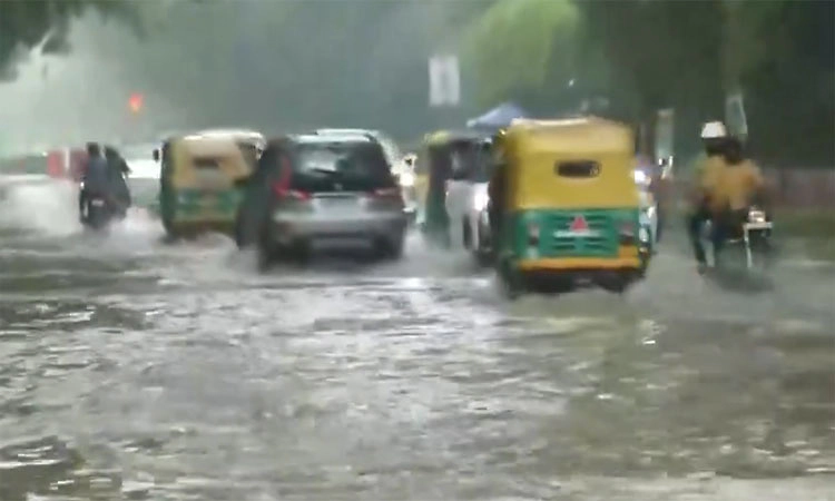 ದೆಹಲಿಯಲ್ಲಿ ಮಳೆ ಅಬ್ಬರ: ಹಲವೆಡೆ ಜಲಾವೃತ, ವಾಹನ ಸಂಚಾರ ಅಸ್ತವ್ಯಸ್ತ